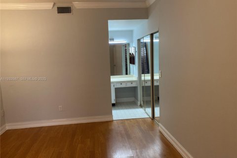 Condo in Pembroke Pines, Florida, 2 bedrooms  № 1991142 - photo 16