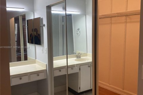 Condo in Pembroke Pines, Florida, 2 bedrooms  № 1991142 - photo 17