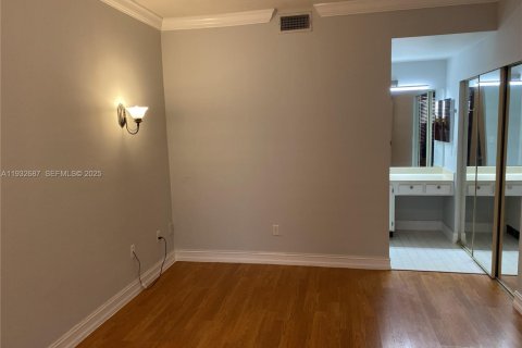 Condo in Pembroke Pines, Florida, 2 bedrooms  № 1991142 - photo 13