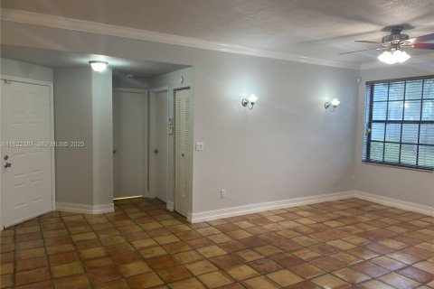 Condo in Pembroke Pines, Florida, 2 bedrooms  № 1991142 - photo 12