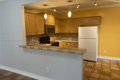 Condo in Pembroke Pines, Florida, 2 bedrooms  № 1991142 - photo 6