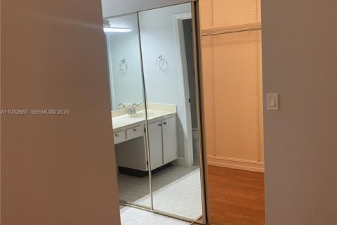 Condo in Pembroke Pines, Florida, 2 bedrooms  № 1991142 - photo 15