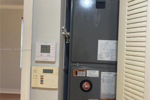 Condo in Pembroke Pines, Florida, 2 bedrooms  № 1991142 - photo 27