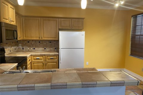 Condo in Pembroke Pines, Florida, 2 bedrooms  № 1991142 - photo 10