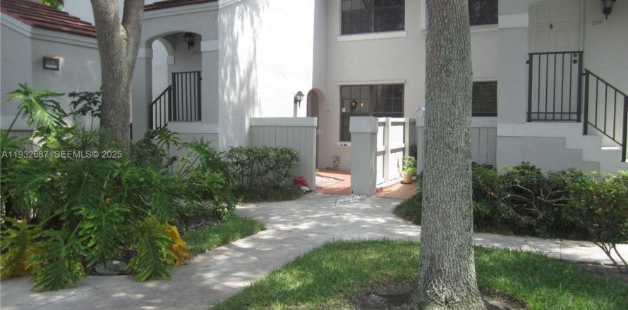Condo in Pembroke Pines, Florida, 2 bedrooms  № 1991142