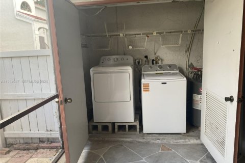 Condo in Pembroke Pines, Florida, 2 bedrooms  № 1991142 - photo 24