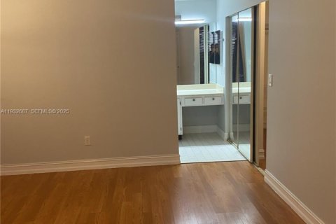 Condo in Pembroke Pines, Florida, 2 bedrooms  № 1991142 - photo 14
