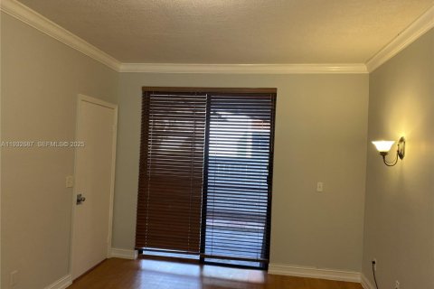 Condo in Pembroke Pines, Florida, 2 bedrooms  № 1991142 - photo 19