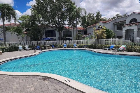 Condo in Pembroke Pines, Florida, 2 bedrooms  № 1991142 - photo 2