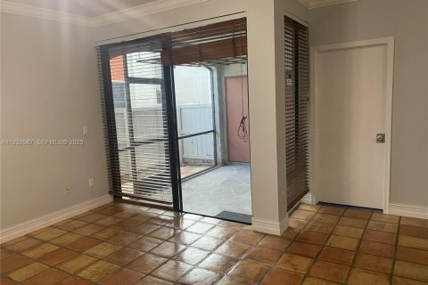 Condo in Pembroke Pines, Florida, 2 bedrooms  № 1991142 - photo 11