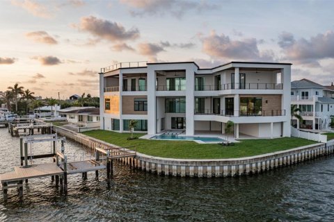 Casa en venta en Saint Petersburg, Florida, 5 dormitorios, 665.55 m2 № 2360673 - foto 2