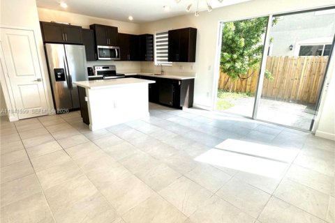 Adosado en alquiler en Homestead, Florida, 4 dormitorios № 1998902 - foto 3