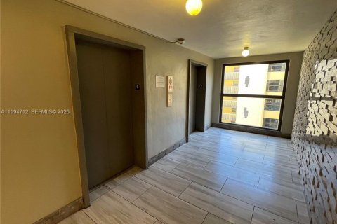 Condominio en venta en Miami, Florida, 1 dormitorio, 78.04 m2 № 2056360 - foto 11