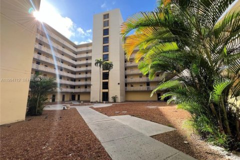 Condominio en venta en Miami, Florida, 1 dormitorio, 78.04 m2 № 2056360 - foto 12