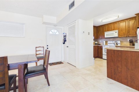 Copropriété à louer à Pembroke Pines, Floride: 1 chambre, 83.61 m2 № 2176930 - photo 4