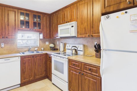 Copropriété à louer à Pembroke Pines, Floride: 1 chambre, 83.61 m2 № 2176930 - photo 6