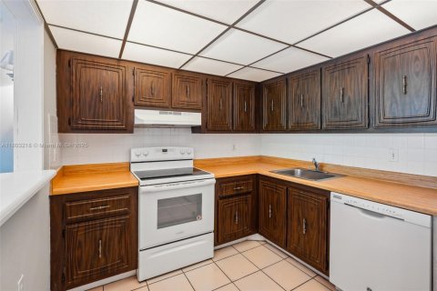 Condo in Lauderhill, Florida, 1 bedroom  № 1728097 - photo 4