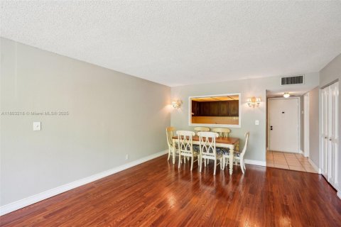 Condo in Lauderhill, Florida, 1 bedroom  № 1728097 - photo 6