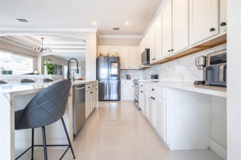 Снять в аренду виллу или дом в Пемброк-Пайнс, Флорида 4 спальни, 221.2м2, № 2045808 - фото 10