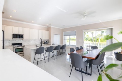 Снять в аренду виллу или дом в Пемброк-Пайнс, Флорида 4 спальни, 221.2м2, № 2045808 - фото 8