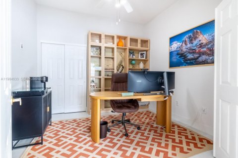 Снять в аренду виллу или дом в Пемброк-Пайнс, Флорида 4 спальни, 221.2м2, № 2045808 - фото 28