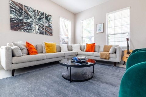 Снять в аренду виллу или дом в Пемброк-Пайнс, Флорида 4 спальни, 221.2м2, № 2045808 - фото 24