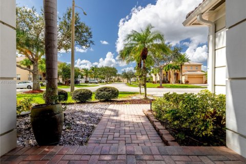 Снять в аренду виллу или дом в Пемброк-Пайнс, Флорида 4 спальни, 221.2м2, № 2045808 - фото 3