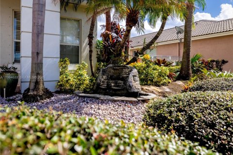 Снять в аренду виллу или дом в Пемброк-Пайнс, Флорида 4 спальни, 221.2м2, № 2045808 - фото 5