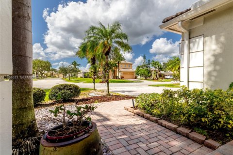 Снять в аренду виллу или дом в Пемброк-Пайнс, Флорида 4 спальни, 221.2м2, № 2045808 - фото 4