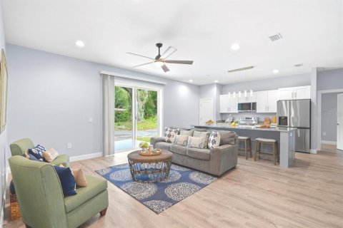 House in DeLand, Florida 3 bedrooms, 151.52 sq.m. № 2110204 - photo 10