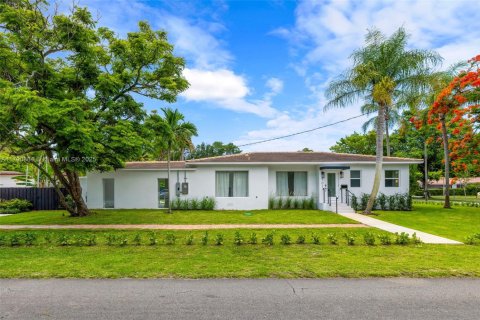 House in Biscayne Park, Florida 3 bedrooms, 168.25 sq.m. № 1728649 - photo 1