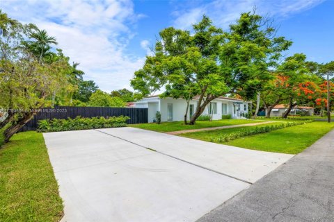 House in Biscayne Park, Florida 3 bedrooms, 168.25 sq.m. № 1728649 - photo 6