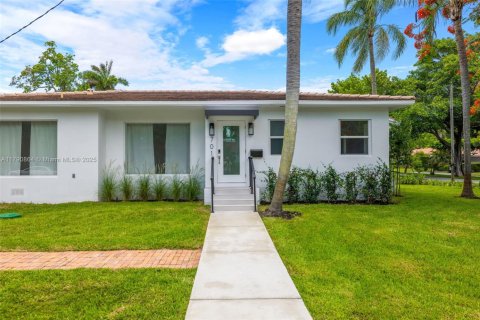House in Biscayne Park, Florida 3 bedrooms, 168.25 sq.m. № 1728649 - photo 2