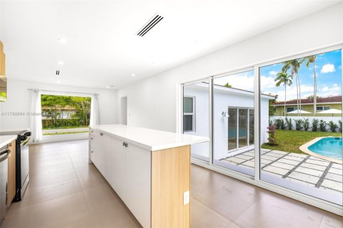 House in Biscayne Park, Florida 3 bedrooms, 168.25 sq.m. № 1728649 - photo 13