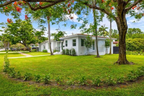 House in Biscayne Park, Florida 3 bedrooms, 168.25 sq.m. № 1728649 - photo 3