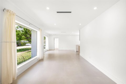 House in Biscayne Park, Florida 3 bedrooms, 168.25 sq.m. № 1728649 - photo 7