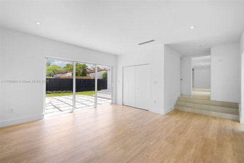 House in Biscayne Park, Florida 3 bedrooms, 168.25 sq.m. № 1728649 - photo 25