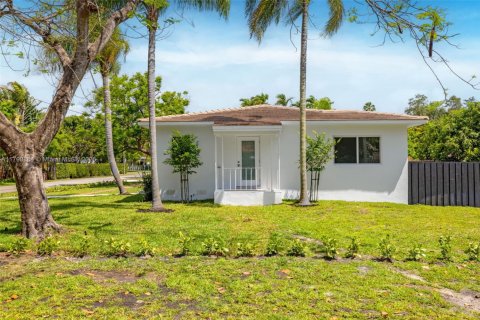 House in Biscayne Park, Florida 3 bedrooms, 168.25 sq.m. № 1728649 - photo 4