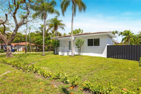 House in Biscayne Park, Florida 3 bedrooms, 168.25 sq.m. № 1728649 - photo 5