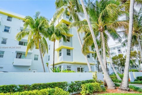 Condo in Miami Beach, Florida, 1 bedroom  № 1941390 - photo 23