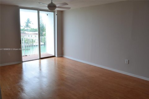 Condo in Miami Beach, Florida, 1 bedroom  № 1941390 - photo 11