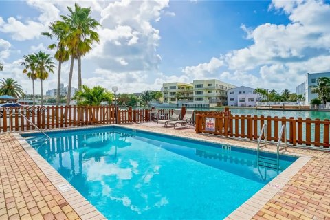 Condo in Miami Beach, Florida, 1 bedroom  № 1941390 - photo 18