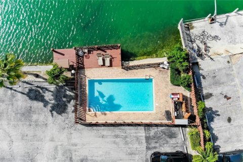 Condo in Miami Beach, Florida, 1 bedroom  № 1941390 - photo 17