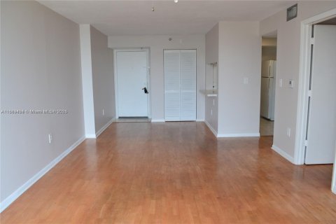 Condo in Miami Beach, Florida, 1 bedroom  № 1941390 - photo 5