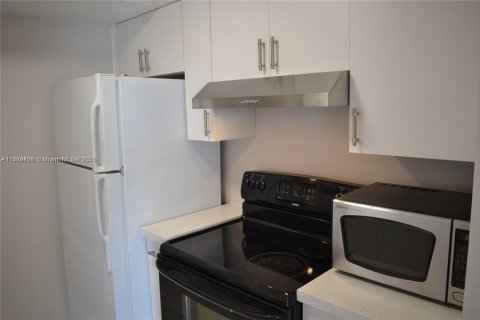 Condo in Miami Beach, Florida, 1 bedroom  № 1941390 - photo 9