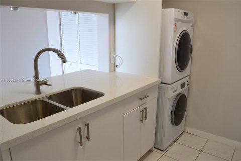 Condo in Miami Beach, Florida, 1 bedroom  № 1941390 - photo 8