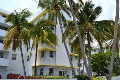 Condo in Miami Beach, Florida, 1 bedroom  № 1941390 - photo 2
