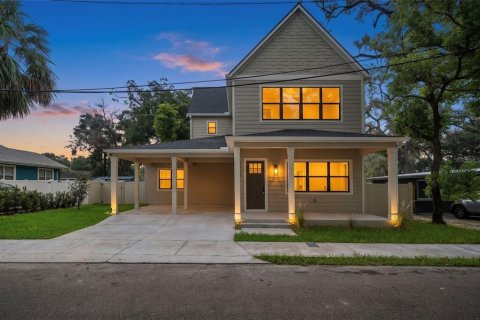 House in Tampa, Florida 4 bedrooms, 232.91 sq.m. № 2272804 - photo 2