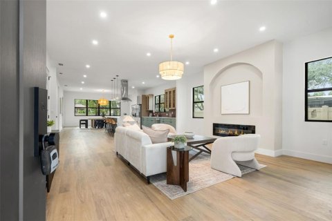 House in Tampa, Florida 4 bedrooms, 232.91 sq.m. № 2272804 - photo 6