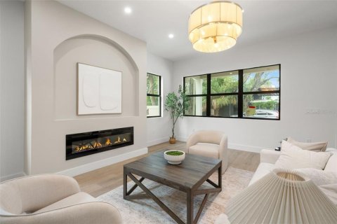 House in Tampa, Florida 4 bedrooms, 232.91 sq.m. № 2272804 - photo 9
